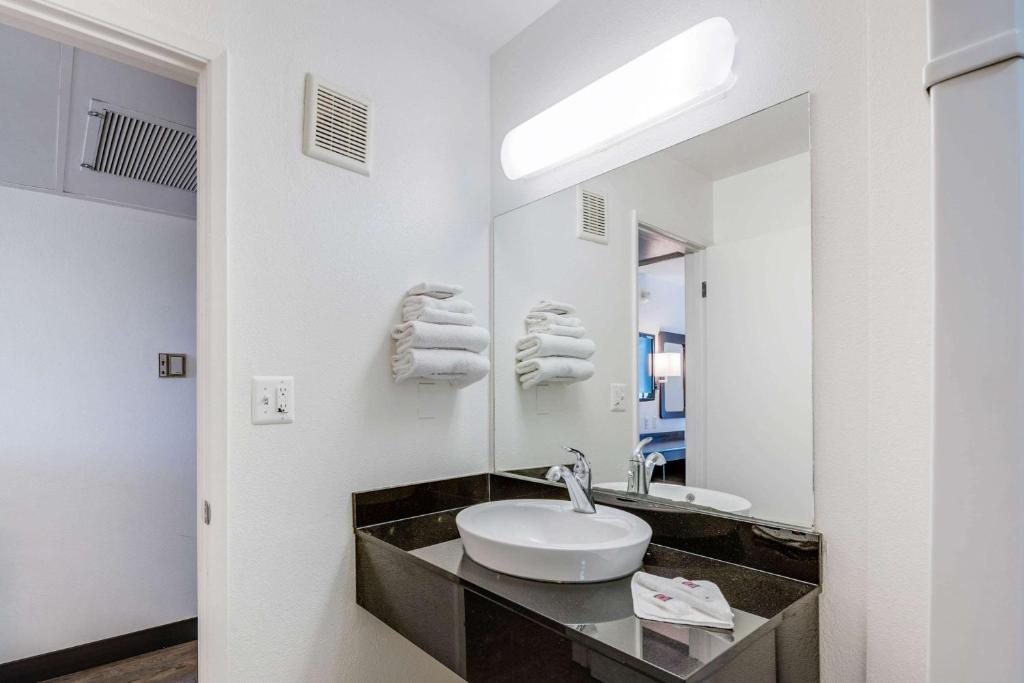 Koupelna v ubytování Motel 6-Winnemucca, NV
