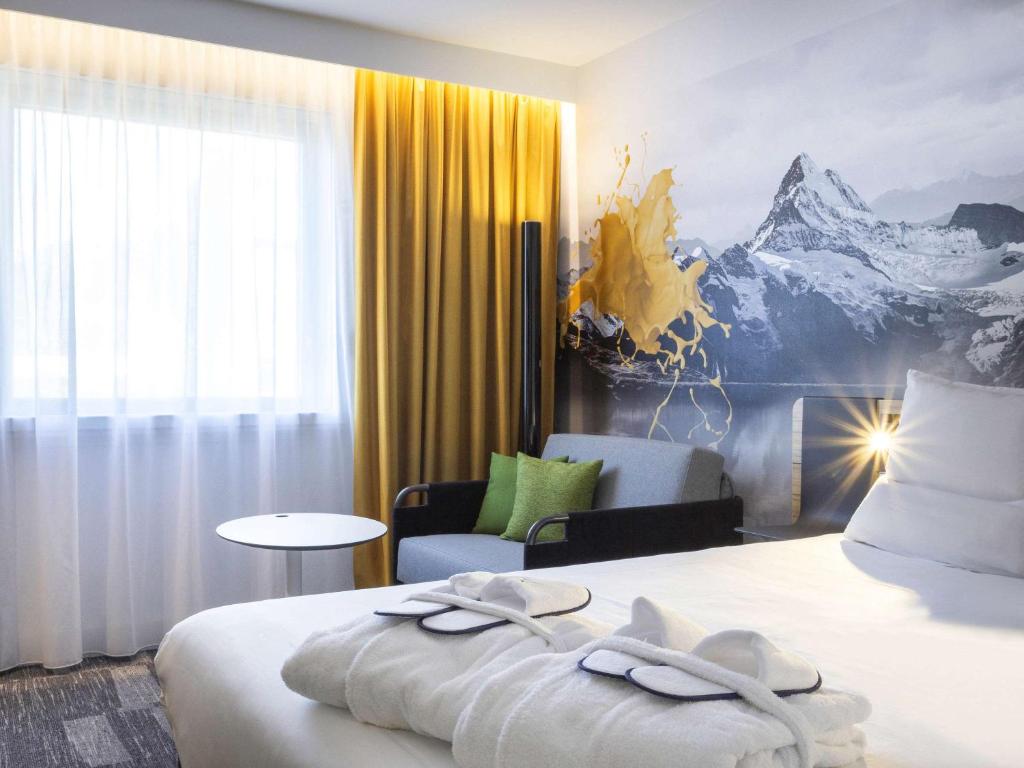Postel nebo postele na pokoji v ubytování Novotel Annecy Centre