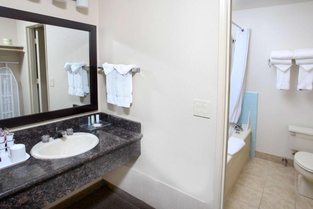 Koupelna v ubytování Clarion Inn Surfrider Resort