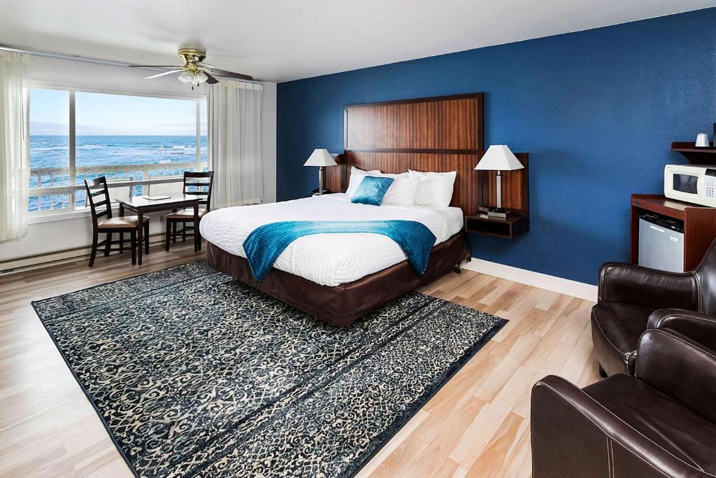 Postel nebo postele na pokoji v ubytování Clarion Inn Surfrider Resort