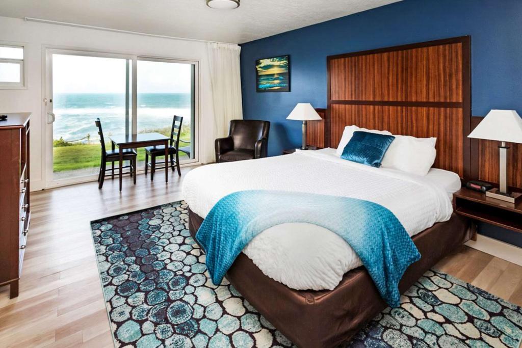 Postel nebo postele na pokoji v ubytování Clarion Inn Surfrider Resort