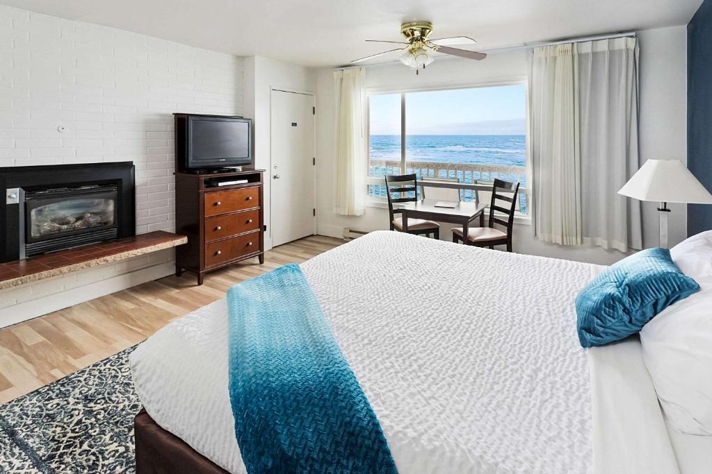 Postel nebo postele na pokoji v ubytování Clarion Inn Surfrider Resort