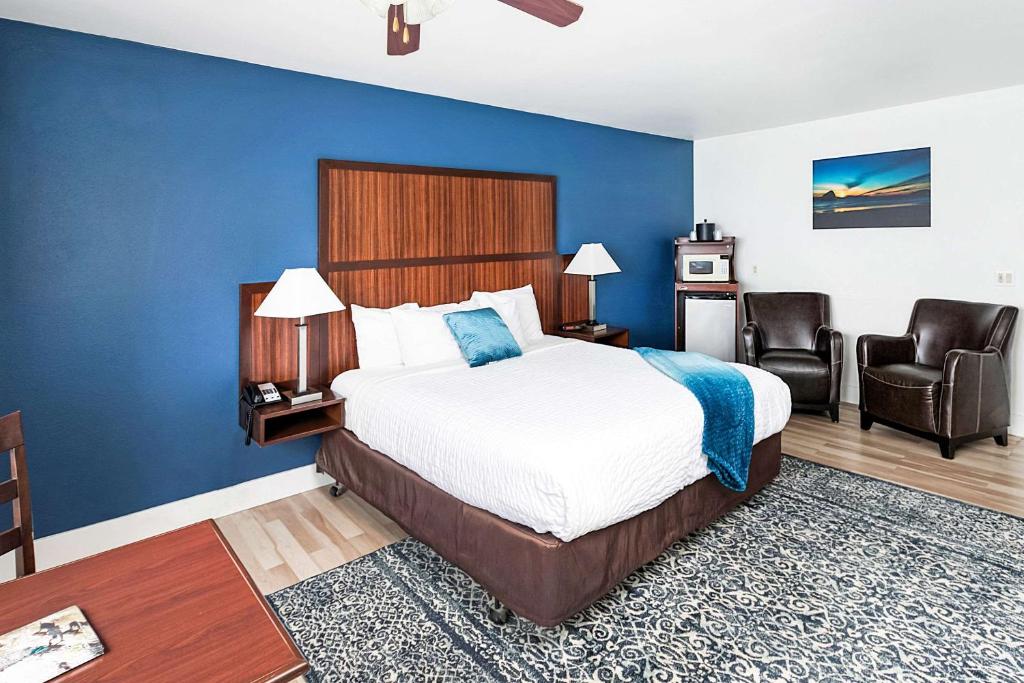 Postel nebo postele na pokoji v ubytování Clarion Inn Surfrider Resort