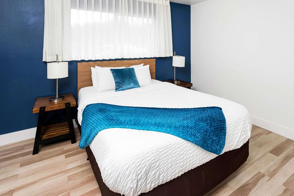 Postel nebo postele na pokoji v ubytování Clarion Inn Surfrider Resort