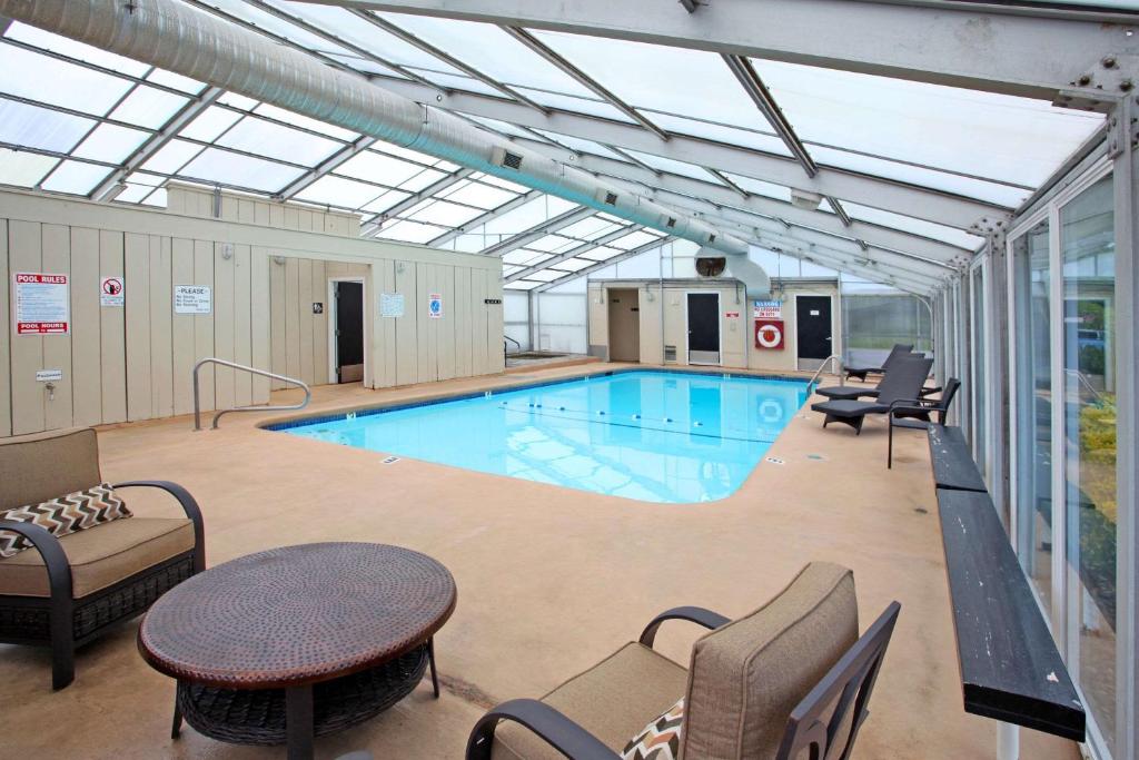 Bazén v ubytování Clarion Inn Surfrider Resort nebo v jeho okolí