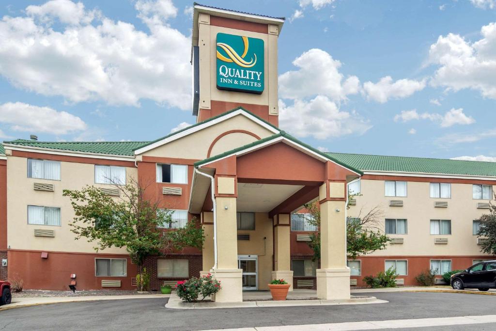 um hotel com uma placa no topo de um edifício em Quality Inn & Suites Lakewood - Denver Southwest em Lakewood
