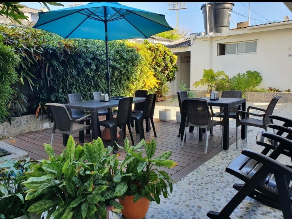 聖安德烈斯的住宿－Posada Doña Rosa，一个带桌椅和遮阳伞的庭院