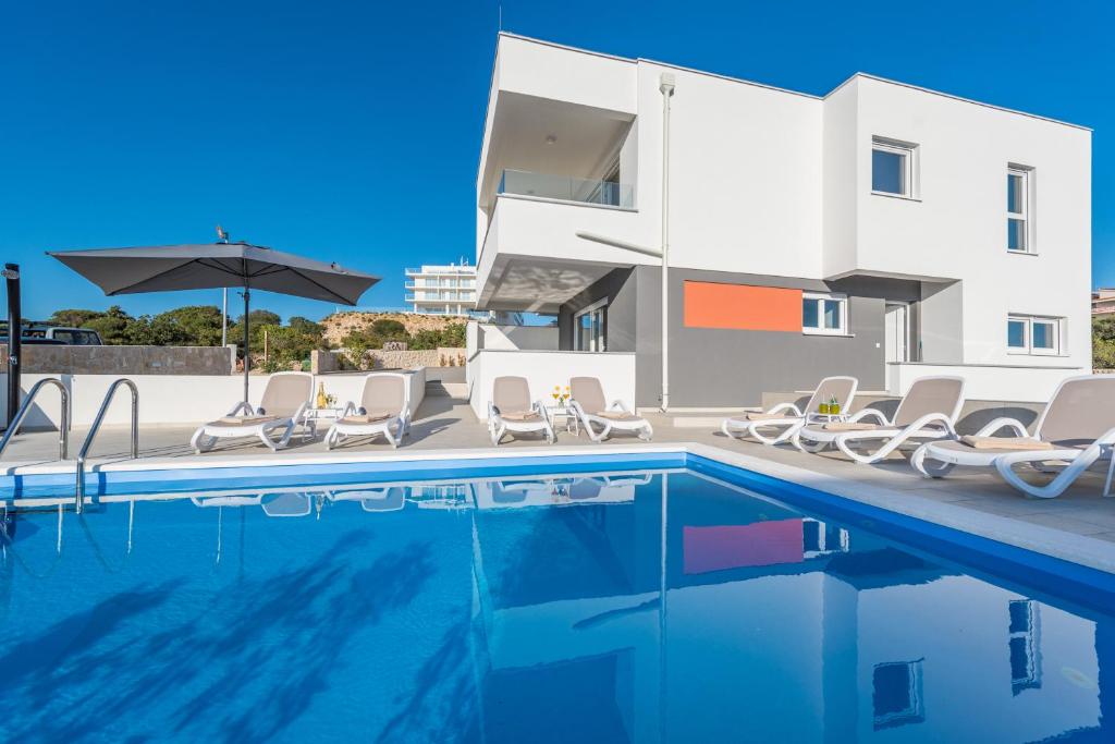 Zdjęcie z galerii obiektu Zara luxury apartment with pool w Novalji