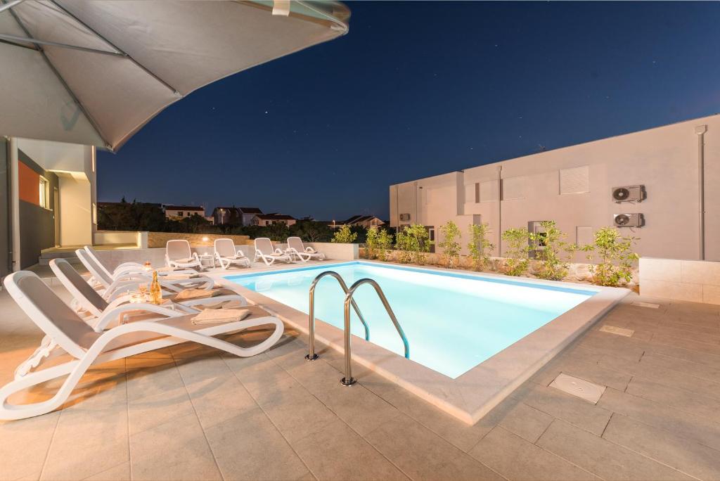 Zdjęcie z galerii obiektu Zara luxury apartment with pool w Novalji