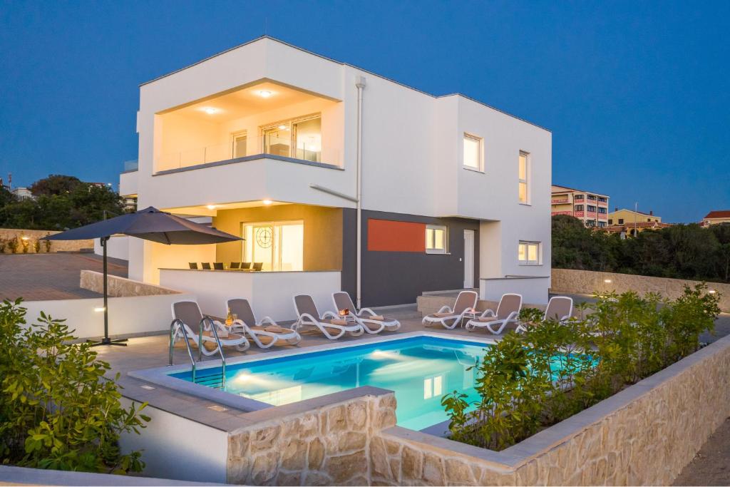 Zdjęcie z galerii obiektu Zara luxury apartment with pool w Novalji