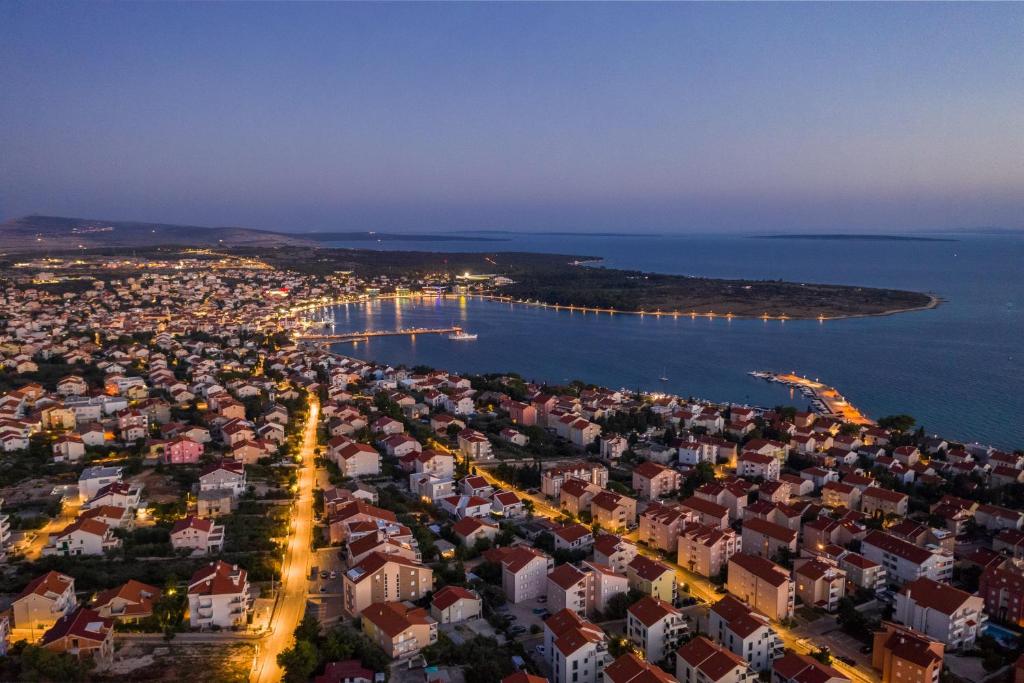 Zdjęcie z galerii obiektu Zara luxury apartment with pool w Novalji