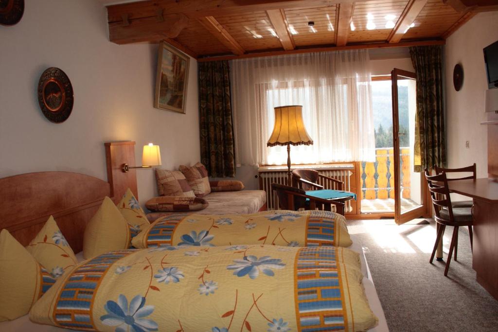 Postel nebo postele na pokoji v ubytování Schwarzwald-Gasthof Hirsch