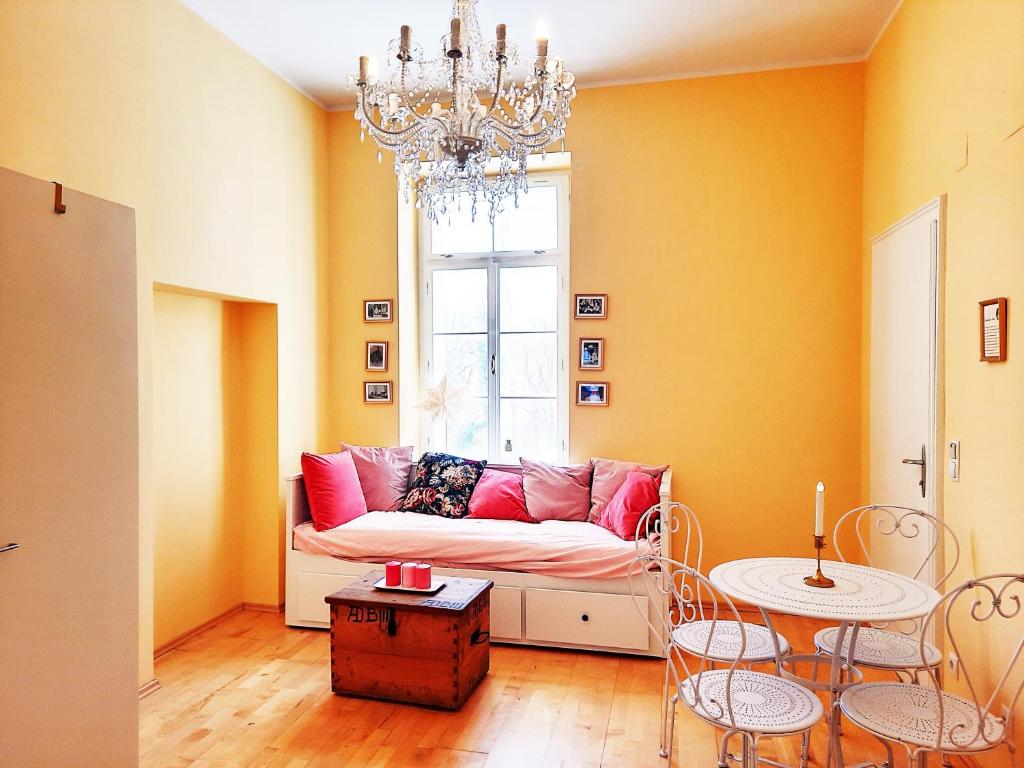- un salon avec un canapé et une fenêtre dans l'établissement Sisi-Schloss Rudolfsvilla - Appartement Gisela, à Reichenau
