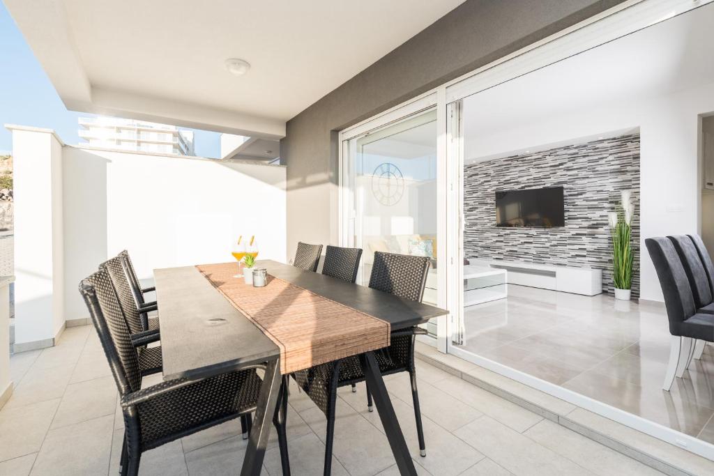 Zdjęcie z galerii obiektu Zara luxury apartment with pool w Novalji