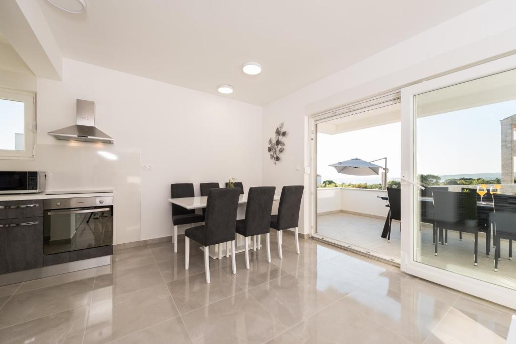 Zdjęcie z galerii obiektu Zara luxury apartment with pool w Novalji
