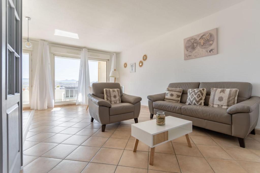 un salon avec deux canapés et une table dans l'établissement Appartement Standing Marseille 2 chambres 6 pers Clim Parking JO, à Marseille