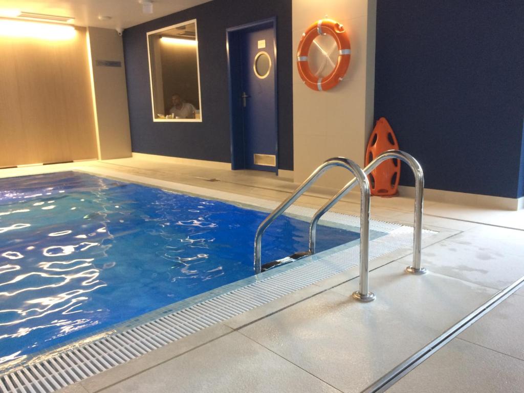 a swimming pool in a hotel room with a swimming pooliterator at Apartament Nowa Motława & SPA in Gdańsk