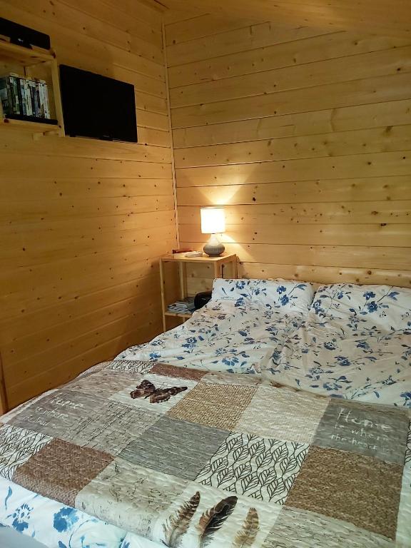 Postel nebo postele na pokoji v ubytování Bakkakot 2 - Cozy Cabins in the Woods