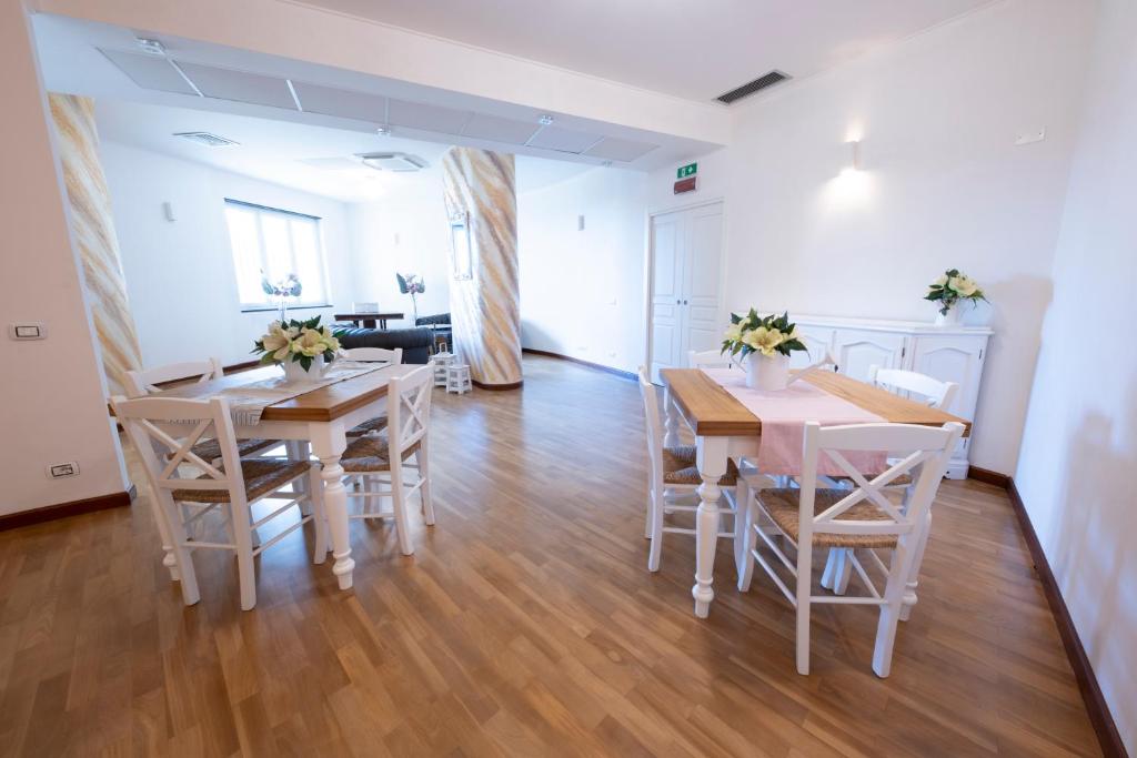 a dining room with wooden tables and chairs at Looky Hotel in Sori