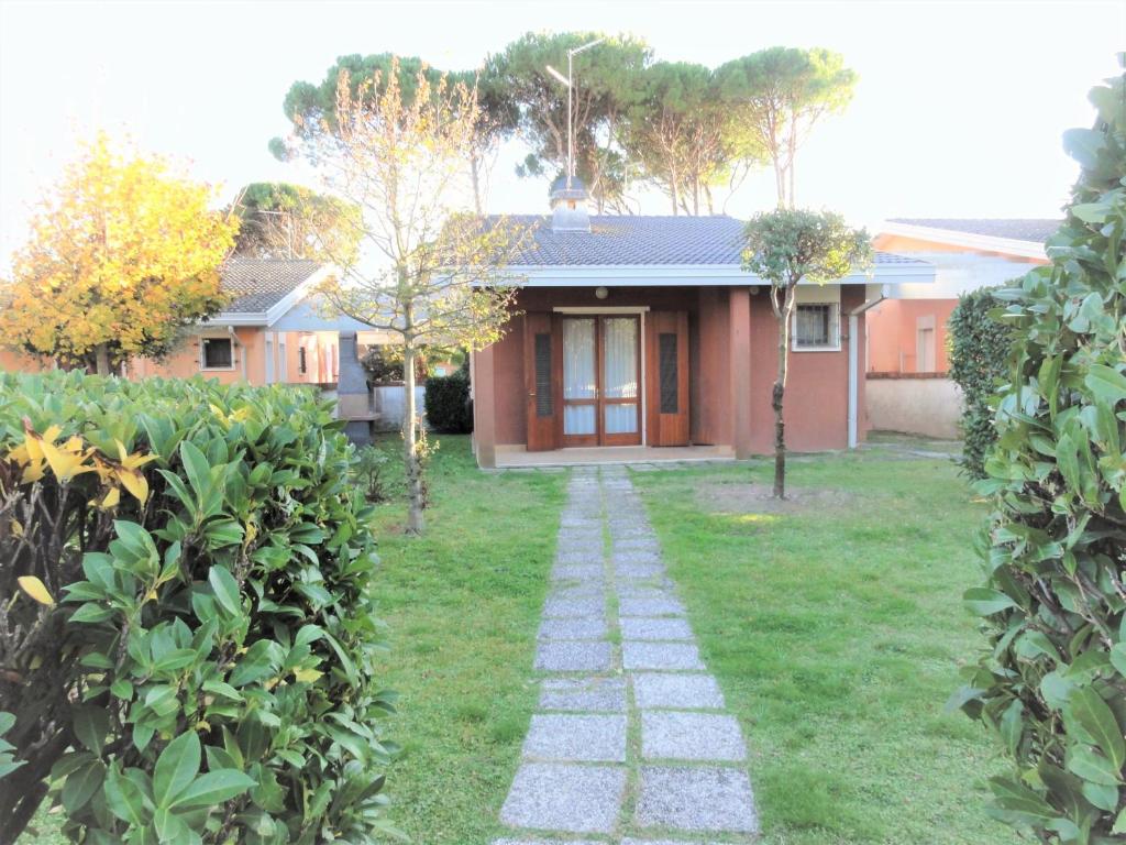 una casa con un sentiero di fronte a un cortile di Villa Agavi 3 a Bibione