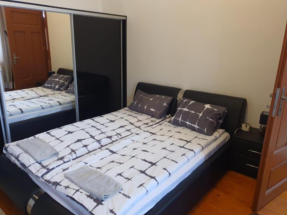 sypialnia z 2 łóżkami i lustrem w obiekcie MONAR City center apartment free parking w Koszycach