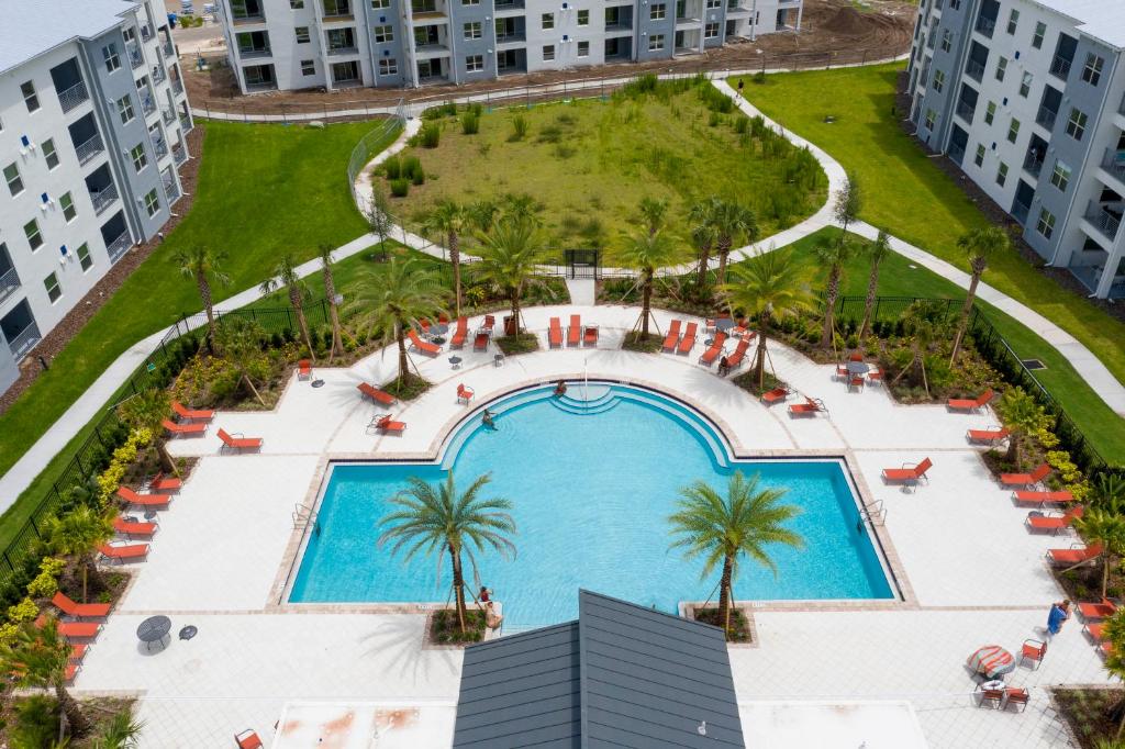 una vista sul tetto di una piscina con palme e edifici di Gorgeous Two Bedroom Apto Close to Disney 306 a Kissimmee