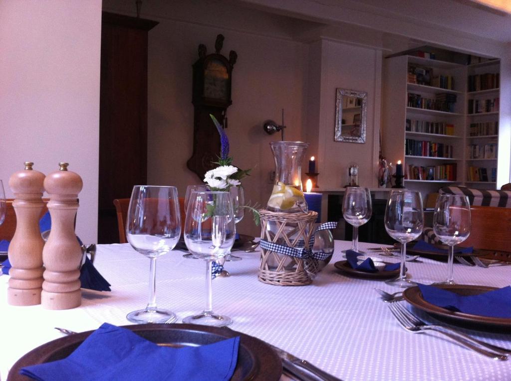 Nápoje v ubytování De Thuiskamer in Grou als B&B of Vakantiehuis