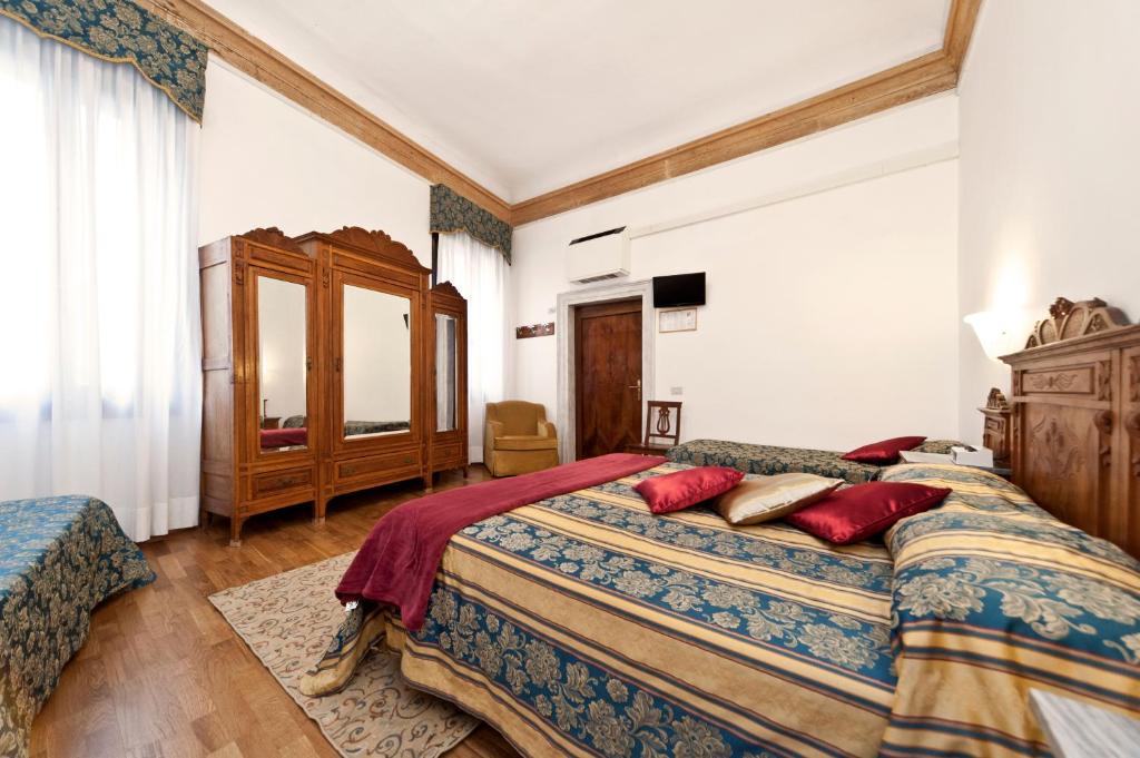 Giường trong phòng chung tại Hotel Alla Fava