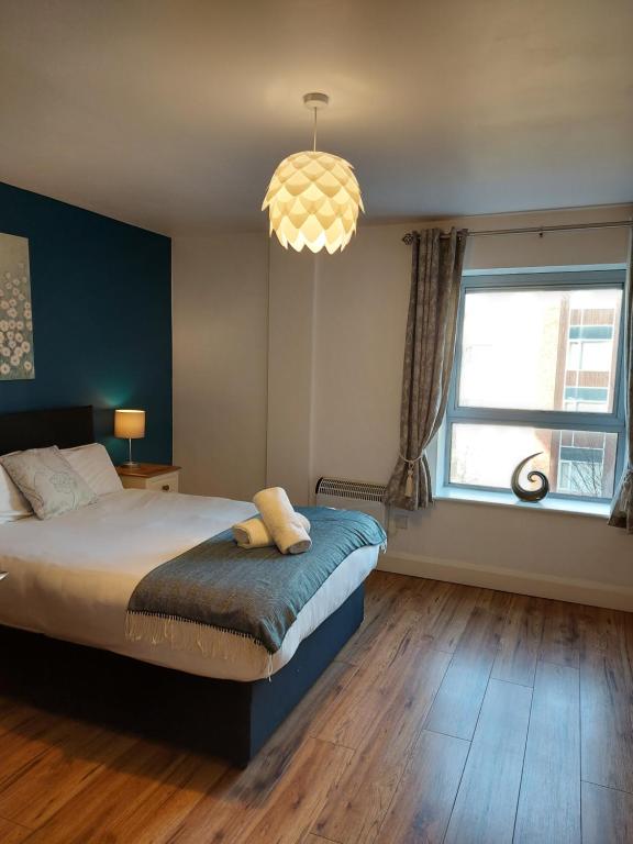 Postel nebo postele na pokoji v ubytování Wild Atlantic Apartments Killarney