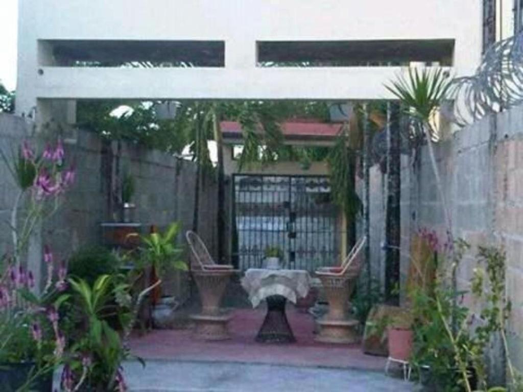 un patio con cancello e alcune piante di Villa Julirous Rd spa and aparthotel camp for vacationers a Boca Chica