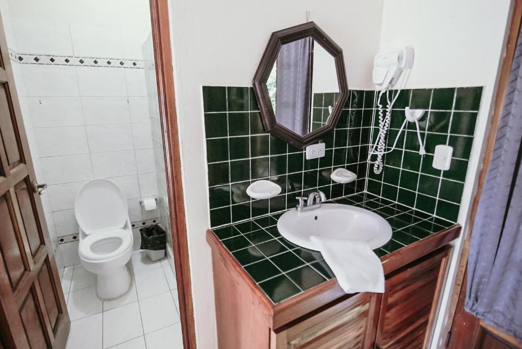 Koupelna v ubytování Hotel Tres Banderas