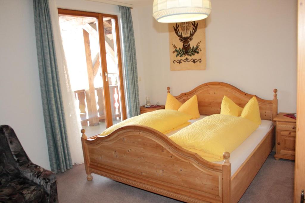 Postel nebo postele na pokoji v ubytování Schwarzwald-Gasthof Hirsch