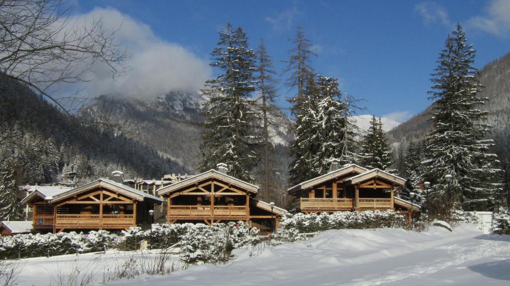 Deux maisons en rondins dans la neige dans l'établissement Chalets Grands Montets, à Chamonix-Mont-Blanc