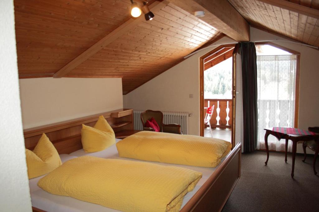 Postel nebo postele na pokoji v ubytování Schwarzwald-Gasthof Hirsch