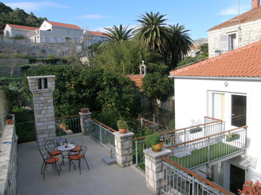 Un patio con sillas y una mesa en el balcón. en Forteca Apartments - Korčula Centre, en Korčula