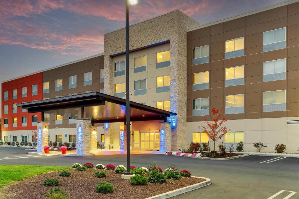 uma representação da frente de um edifício hospitalar em Holiday Inn Express & Suites - Middletown - Goshen, an IHG Hotel em Middletown