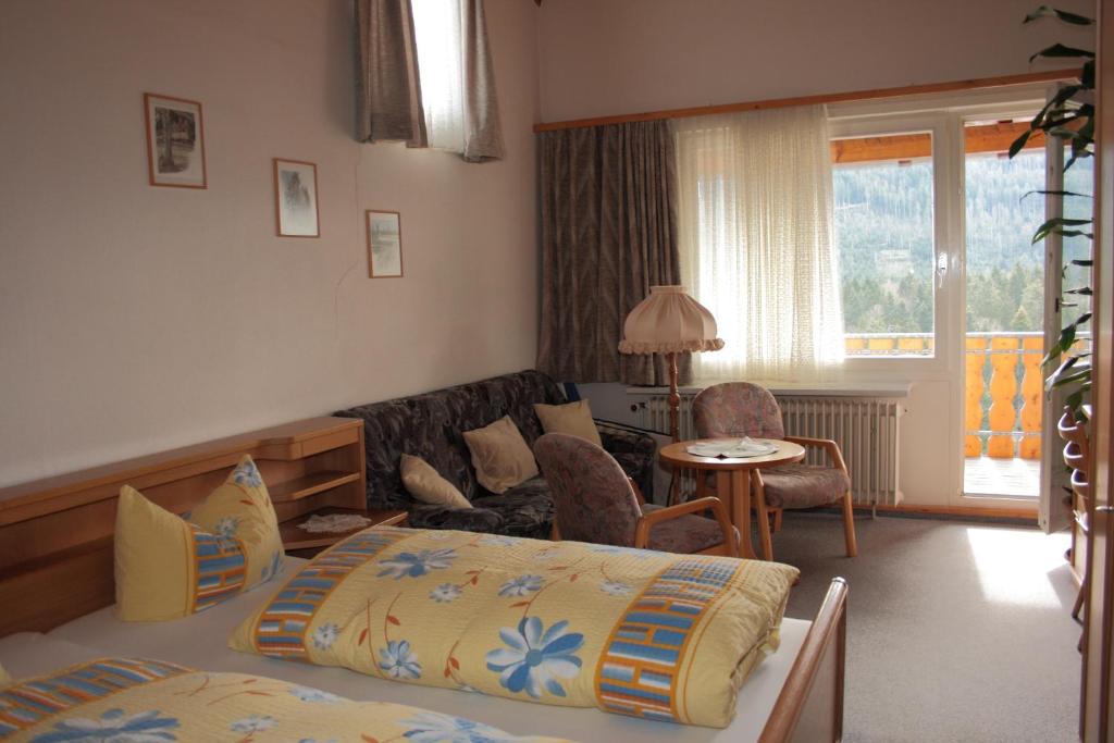 Postel nebo postele na pokoji v ubytování Schwarzwald-Gasthof Hirsch