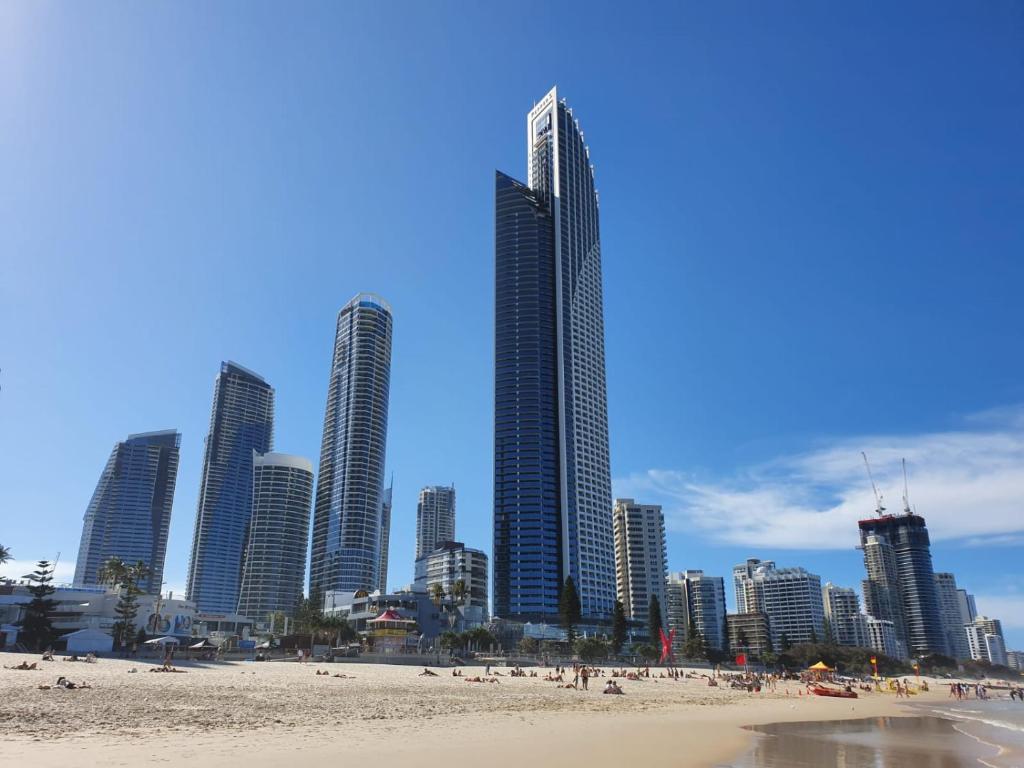 vistas a una playa con edificios altos en High-End Apartment in the Soul of Surfers Paradise, en Gold Coast
