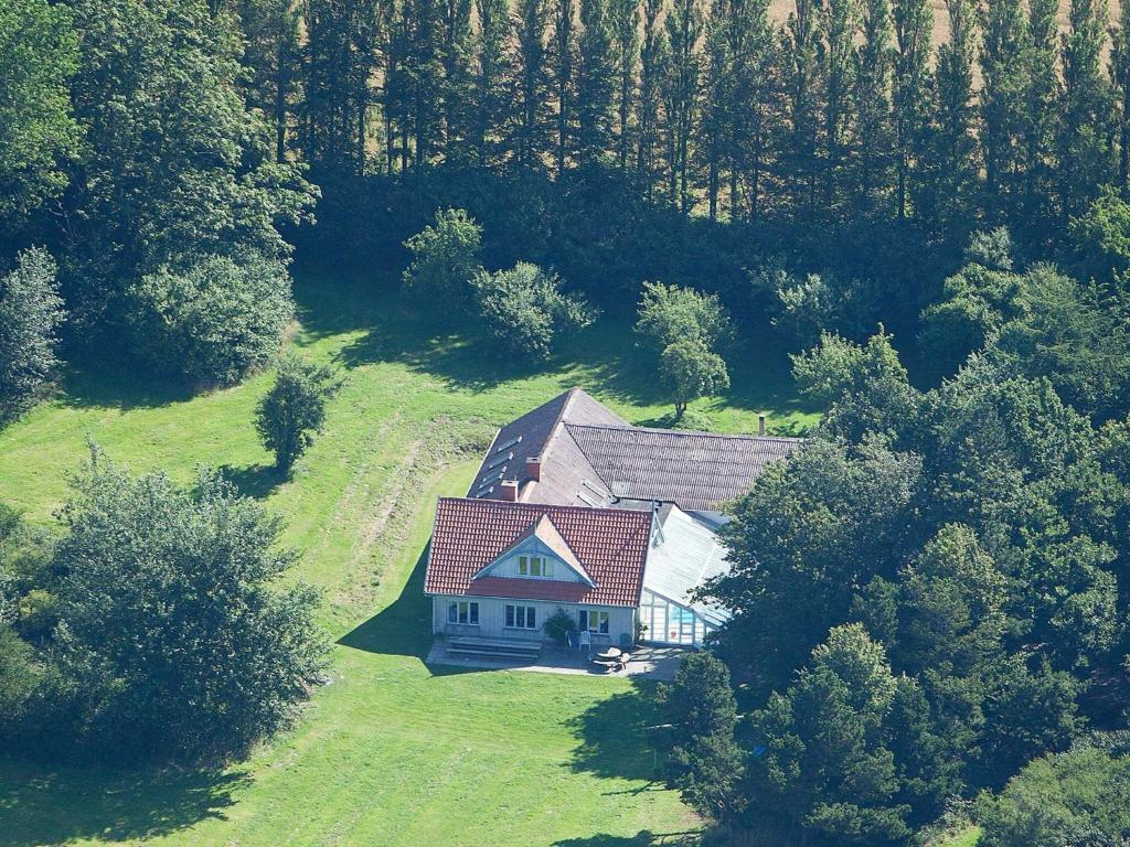 OrnumにあるSix-Bedroom Holiday home in Aabenraaの丘の上の家屋