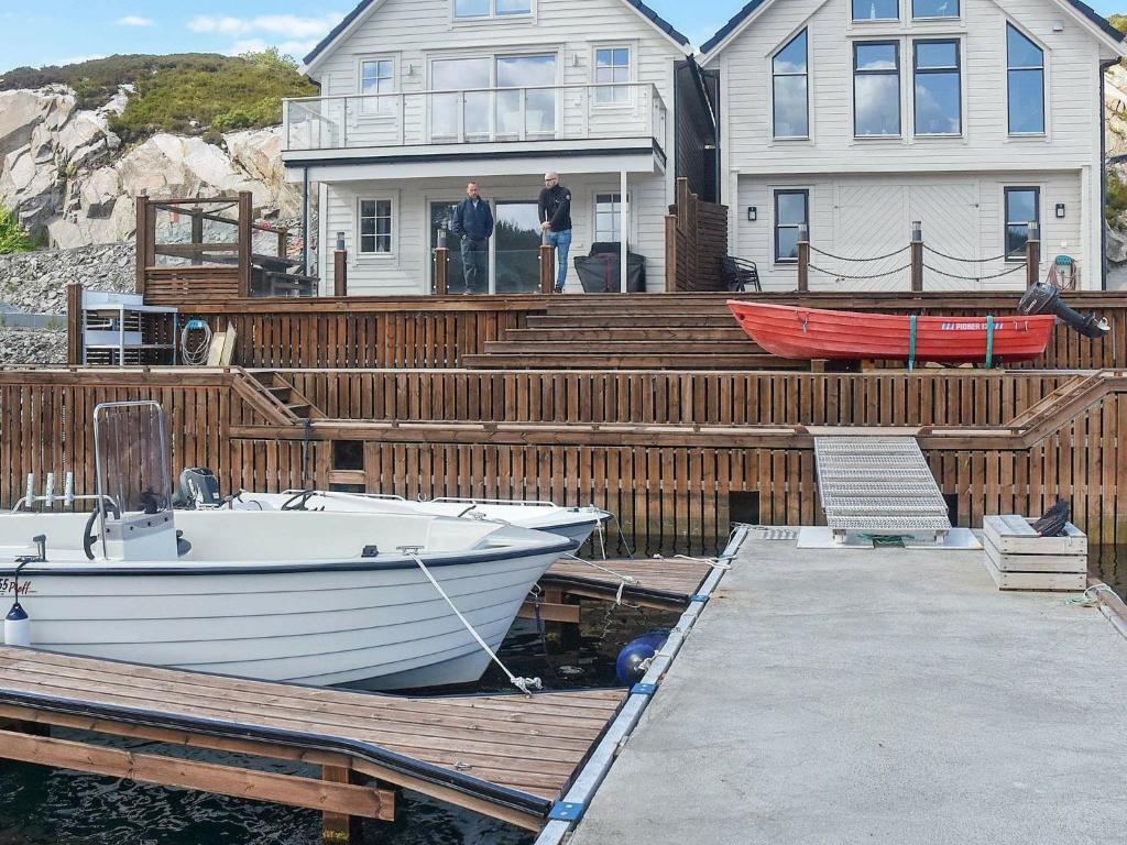 un bateau amarré à un quai en face d'une maison dans l'établissement 8 person holiday home in Urangsv g, à Ervik