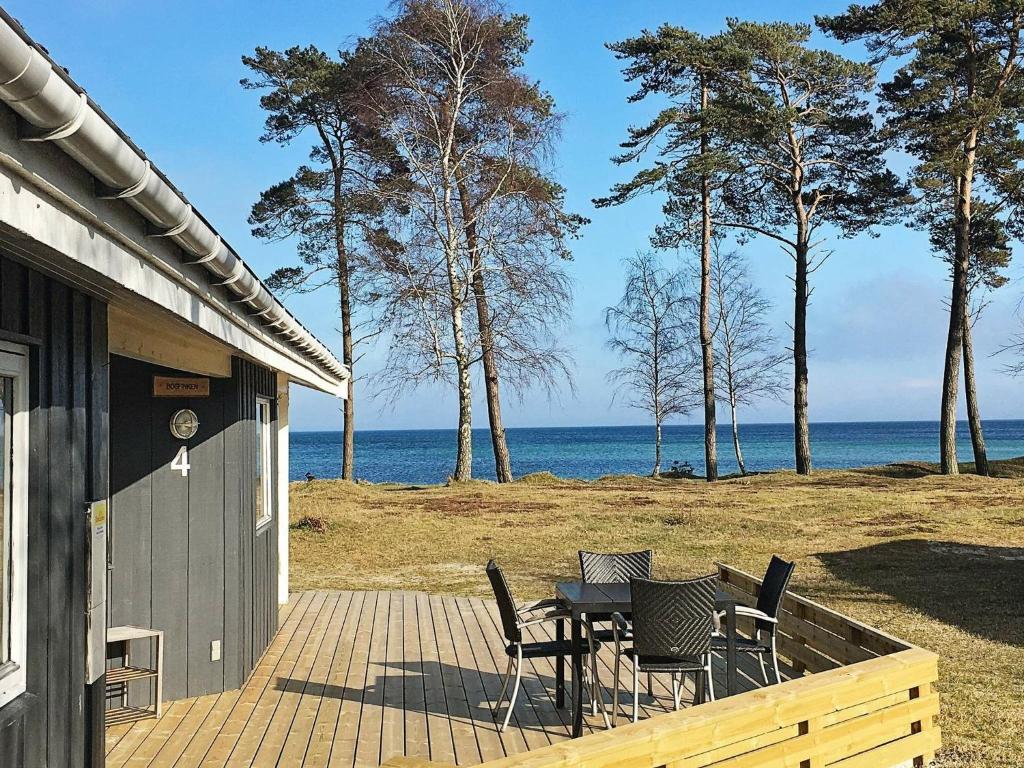 Snogebækにある8 person holiday home in Nexの海の景色を望むポーチ(テーブル、椅子付)