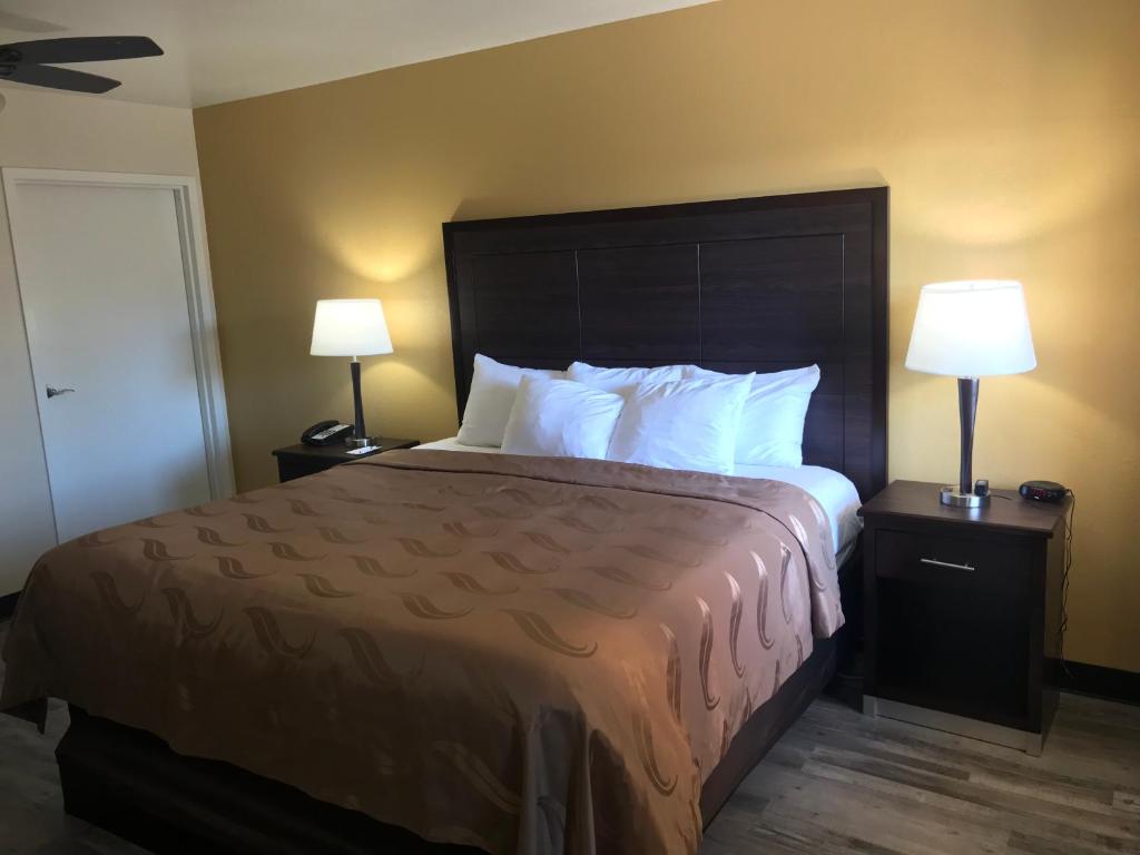 Postel nebo postele na pokoji v ubytování Quality Inn & Suites near Downtown Mesa