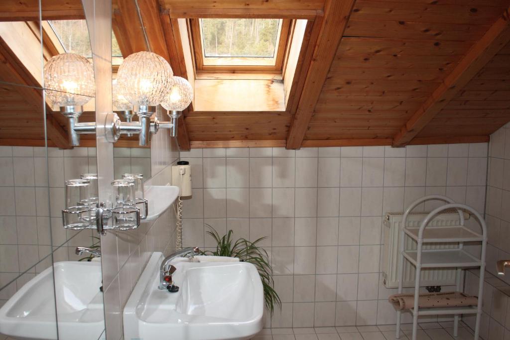 Koupelna v ubytování Schwarzwald-Gasthof Hirsch