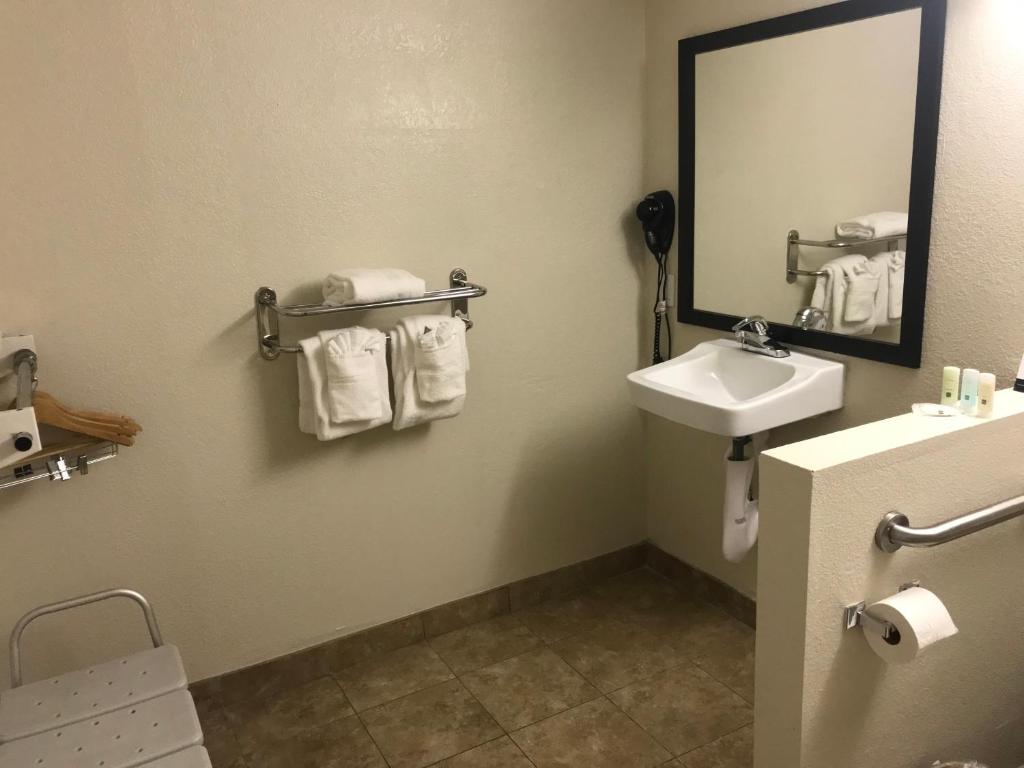 Koupelna v ubytování Quality Inn & Suites near Downtown Mesa