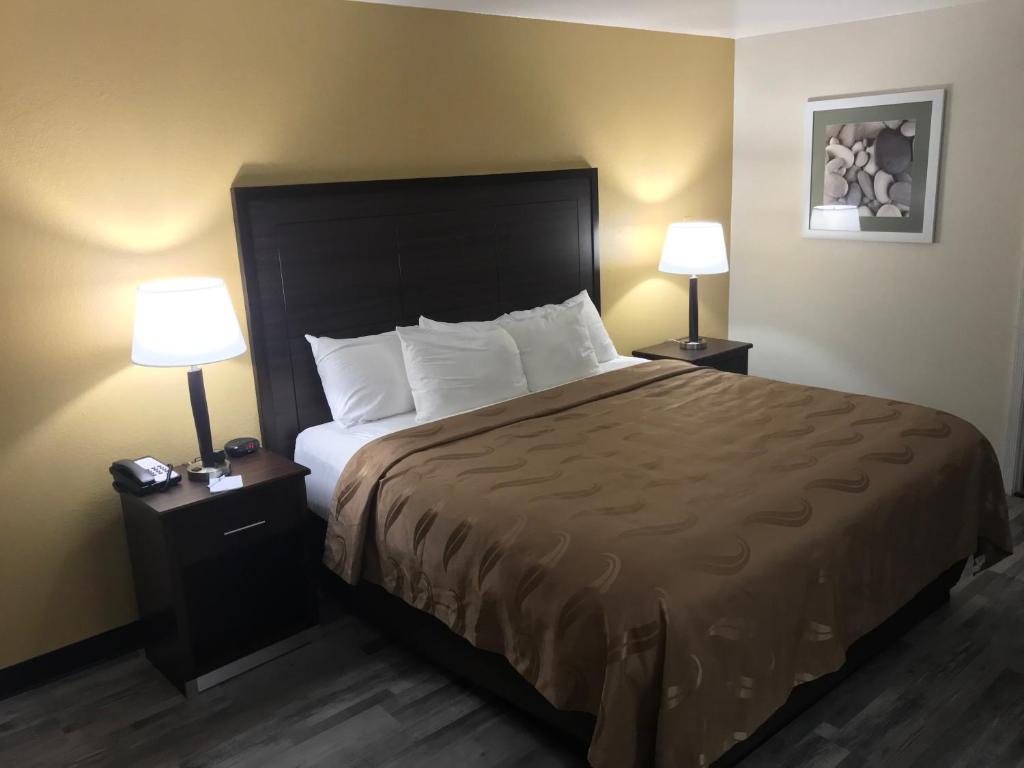 Postel nebo postele na pokoji v ubytování Quality Inn & Suites near Downtown Mesa