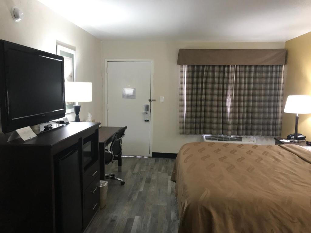 Postel nebo postele na pokoji v ubytování Quality Inn & Suites near Downtown Mesa