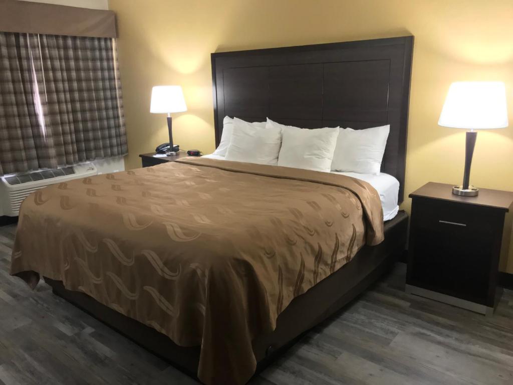 Postel nebo postele na pokoji v ubytování Quality Inn & Suites near Downtown Mesa