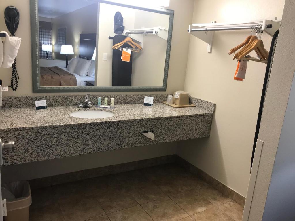 Koupelna v ubytování Quality Inn & Suites near Downtown Mesa