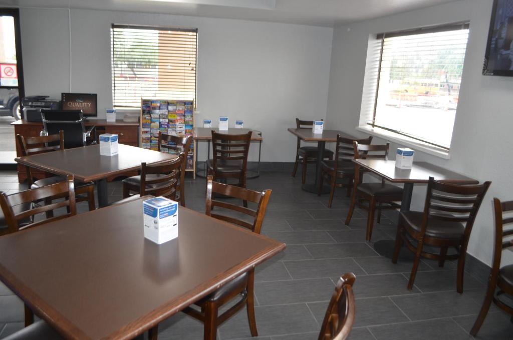 Restaurace v ubytování Quality Inn & Suites near Downtown Mesa