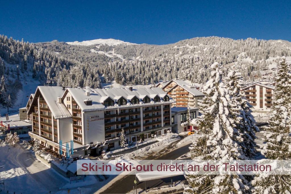 Nespecifikovaný výhled na hory nebo výhled na hory při pohledu z hotelu